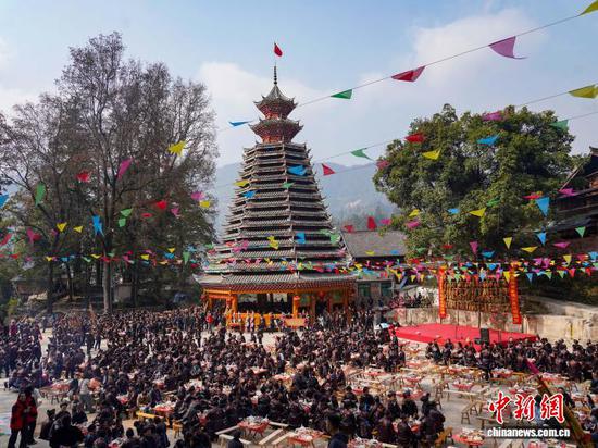 图为侗族同胞在参加鼓楼落成庆典活动。卢忠南 摄 图为侗族同胞在参加鼓楼落成庆典活动。卢忠南 摄