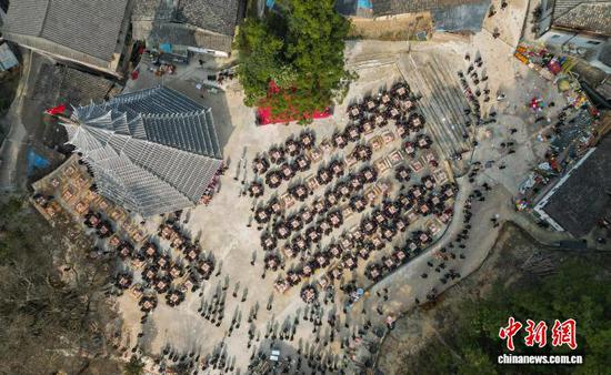 图为侗族同胞在新落成的鼓楼旁吃团圆宴。卢忠南 摄 图为侗族同胞在新落成的鼓楼旁吃团圆宴。卢忠南 摄