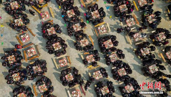 图为侗族同胞在新落成的鼓楼旁吃团圆宴。卢忠南 摄 图为侗族同胞在新落成的鼓楼旁吃团圆宴。卢忠南 摄