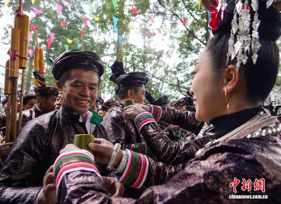 图为侗族同胞在进行拦门迎宾。卢忠南 摄 图为侗族同胞在进行拦门迎宾。卢忠南 摄