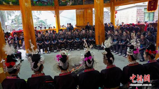 图为侗族同胞在鼓楼下对歌。卢忠南 摄 图为侗族同胞在鼓楼下对歌。卢忠南 摄