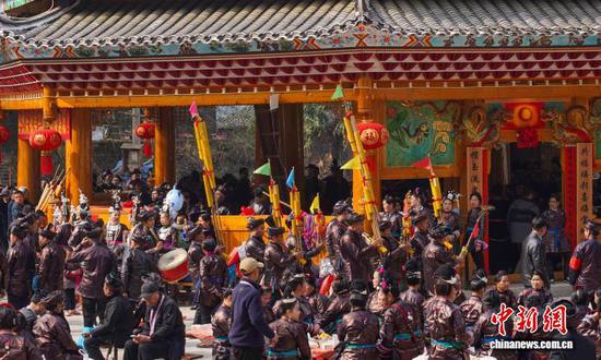 图为侗族同胞在吹奏芦笙欢庆鼓楼落成。卢忠南 摄 图为侗族同胞在吹奏芦笙欢庆鼓楼落成。卢忠南 摄