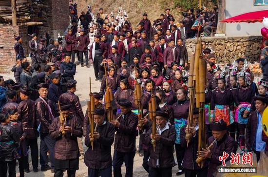 图为侗族同胞在吹奏芦笙欢庆鼓楼落成。卢忠南 摄 图为侗族同胞在吹奏芦笙欢庆鼓楼落成。卢忠南 摄
