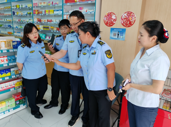 2025年9月18日，沙湾市市场监督管理局对药品经营企业开展“清源行动”隐患排查专项整治，以智慧监管为突破口，依托“塔通办”APP智慧监管平台持续推行“扫码入企”监管机制。李芳摄