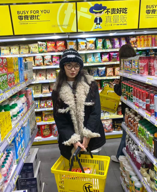 休息时间去超市购买生活用品。