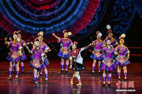 1月19日,由贵州省杂技团排演的杂技剧《白云深处有人家》在贵州省贵阳市首演。该剧将贵州苗寨的独特技艺与自然意象深度融合,通过“春、夏、秋、冬”四季叙事脉络,打造出一幅“流动的苗寨生活画卷”。图为演出现场。中新社记者 瞿宏伦 摄 1月19日,由贵州省杂技团排演的杂技剧《白云深处有人家》在贵州省贵阳市首演。该剧将贵州苗寨的独特技艺与自然意象深度融合,通过“春、夏、秋、冬”四季叙事脉络,打造出一幅“流动的苗寨生活画卷”。图为演出现场。中新社记者 瞿宏伦 摄