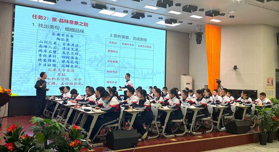 上海援疆教师在市第七中学举行教学展示课。（图片由克拉玛依区教育局提供）