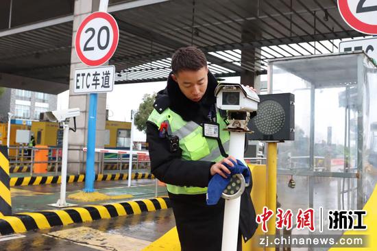 湖州东收费站工作人员清除设备雨雾。&nbsp;浙江交通集团&nbsp;供图