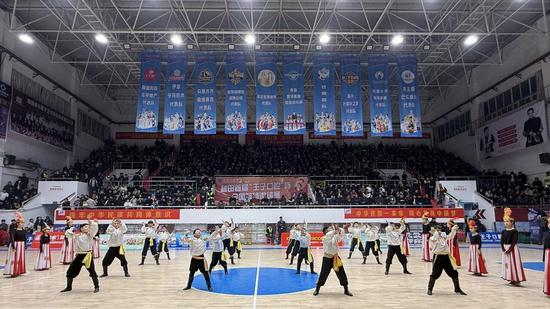 和田首届“王子口腔”杯全国篮球邀请赛总决赛现场。努尔古再丽 摄