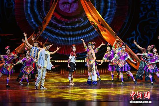 1月19日,由贵州省杂技团排演的杂技剧《白云深处有人家》在贵州省贵阳市首演。该剧将贵州苗寨的独特技艺与自然意象深度融合,通过“春、夏、秋、冬”四季叙事脉络,打造出一幅“流动的苗寨生活画卷”。图为演出现场。中新社记者 瞿宏伦 摄 1月19日,由贵州省杂技团排演的杂技剧《白云深处有人家》在贵州省贵阳市首演。该剧将贵州苗寨的独特技艺与自然意象深度融合,通过“春、夏、秋、冬”四季叙事脉络,打造出一幅“流动的苗寨生活画卷”。图为演出现场。中新社记者 瞿宏伦 摄
