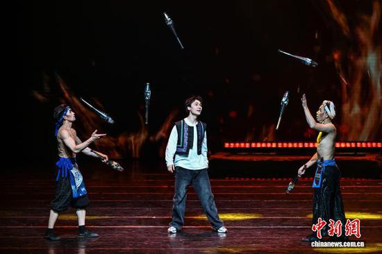 1月19日,由贵州省杂技团排演的杂技剧《白云深处有人家》在贵州省贵阳市首演。该剧将贵州苗寨的独特技艺与自然意象深度融合,通过“春、夏、秋、冬”四季叙事脉络,打造出一幅“流动的苗寨生活画卷”。图为演出现场。中新社记者 瞿宏伦 摄 1月19日,由贵州省杂技团排演的杂技剧《白云深处有人家》在贵州省贵阳市首演。该剧将贵州苗寨的独特技艺与自然意象深度融合,通过“春、夏、秋、冬”四季叙事脉络,打造出一幅“流动的苗寨生活画卷”。图为演出现场。中新社记者 瞿宏伦 摄