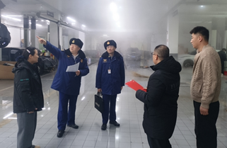 消防监督员正在查看隐患整改情况。