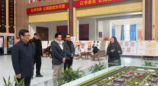 王宏伟一行参观新疆和田学院。努尔古再丽 摄