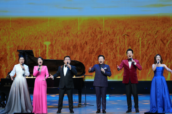 王宏伟率师生团队放声高歌。古哈尔尼沙·依明 摄