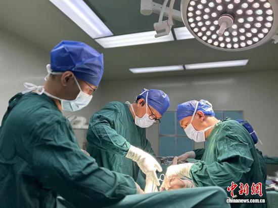 浙大二院帮扶专家周文带领分院外科团队破解技术难题。浙大二院供图 浙大二院帮扶专家周文带领分院外科团队破解技术难题。浙大二院供图