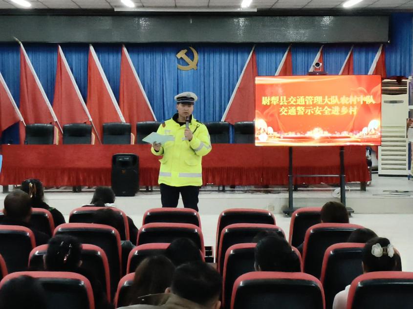 尉犁县公安局开展交通安全宣传 筑牢农村冬季道路交通安全防线