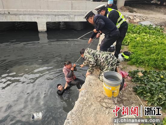众人合力救起落水者。徐向道供图 众人合力救起落水者。徐向道供图