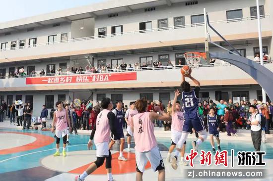 近日,浙江衢州“我们的村晚”新春嘉年华中“村BA”活动现场。柯城区委宣传部供图 近日,浙江衢州“我们的村晚”新春嘉年华中“村BA”活动现场。柯城区委宣传部供图