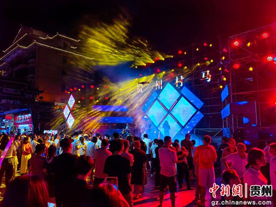 都柳江江边音乐会。 都柳江江边音乐会。