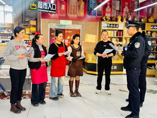 英吉沙县：筑牢节前“防骗墙” 守护群众“钱袋子”