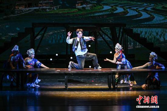 1月19日,由贵州省杂技团排演的杂技剧《白云深处有人家》在贵州省贵阳市首演。该剧将贵州苗寨的独特技艺与自然意象深度融合,通过“春、夏、秋、冬”四季叙事脉络,打造出一幅“流动的苗寨生活画卷”。图为演出现场。中新社记者 瞿宏伦 摄 1月19日,由贵州省杂技团排演的杂技剧《白云深处有人家》在贵州省贵阳市首演。该剧将贵州苗寨的独特技艺与自然意象深度融合,通过“春、夏、秋、冬”四季叙事脉络,打造出一幅“流动的苗寨生活画卷”。图为演出现场。中新社记者 瞿宏伦 摄