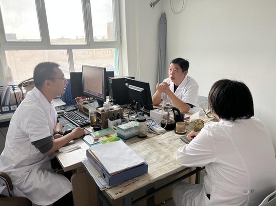 上海援疆医生开展诊疗教学帮带工作。（图片由克拉玛依区卫生健康委员会提供）