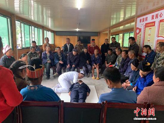 医护团队入村入户示范指导急救知识。浙大二院供图 医护团队入村入户示范指导急救知识。浙大二院供图