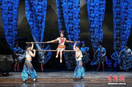 1月19日,由贵州省杂技团排演的杂技剧《白云深处有人家》在贵州省贵阳市首演。该剧将贵州苗寨的独特技艺与自然意象深度融合,通过“春、夏、秋、冬”四季叙事脉络,打造出一幅“流动的苗寨生活画卷”。图为演出现场。中新社记者 瞿宏伦 摄 1月19日,由贵州省杂技团排演的杂技剧《白云深处有人家》在贵州省贵阳市首演。该剧将贵州苗寨的独特技艺与自然意象深度融合,通过“春、夏、秋、冬”四季叙事脉络,打造出一幅“流动的苗寨生活画卷”。图为演出现场。中新社记者 瞿宏伦 摄