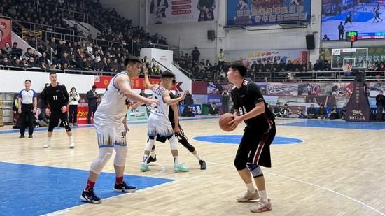 双方球队展开激烈对决。努尔古再丽 摄