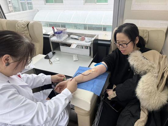 区红十字会 古力曼·加尔斯巴依摄d