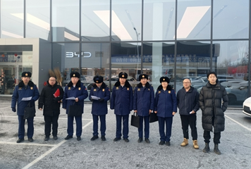 消防监督员走进汽车城进行隐患整治。