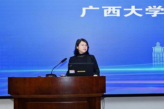 图为广西大学新闻与传播学院党委书记李伟红主持论坛开幕式。主办方供图