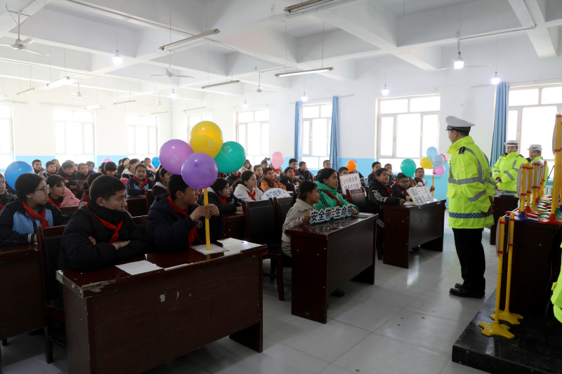 寒假将至 安全先行 莎车县交通安全“最后一课”护航快乐假期