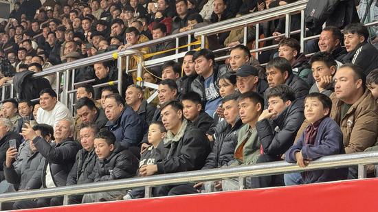 现场球迷被精彩的对决吸引。努尔古再丽 摄