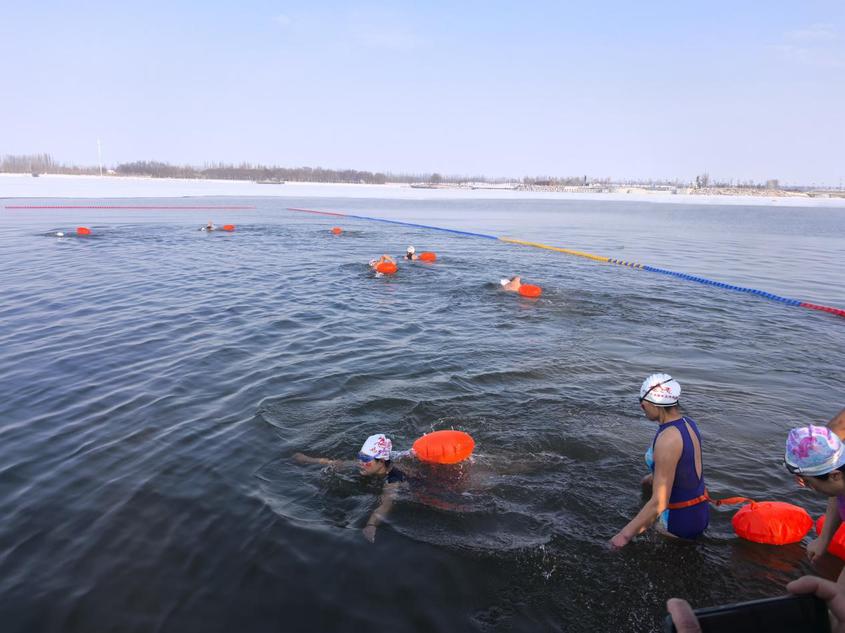 伊犁州“冰泳伊犁·悦享健康”第六届冬泳比赛在察布查尔县举办