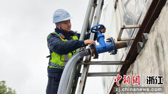 浙江交通集团高速公路湖州管理中心工作人员进行液体融雪剂装车。吴世强&nbsp;摄