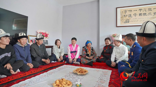 在“人民楷模”布茹玛汗·毛勒朵家中，来自民族地区的英雄模范代表及嘉宾们齐聚一堂。人民网记者 李欣洋摄e