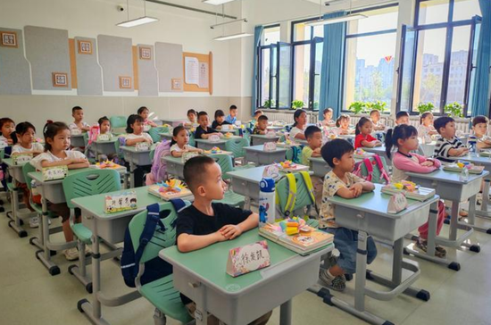 2025年8月31日，市东彩小学，新入校学生在课堂内学习。克拉玛依融媒记者 马喆 摄