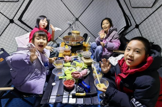 1月11日晚，克拉玛依区金龙湖冰雪乐园，孩子们在帐篷里吃火锅。克拉玛依融媒记者 闵勇 摄6