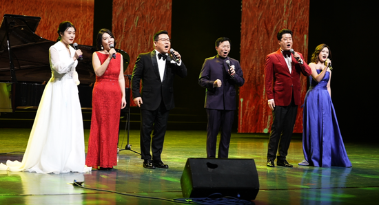 演员们同台放歌，激情澎湃。阿卜杜拉·热杰普 摄