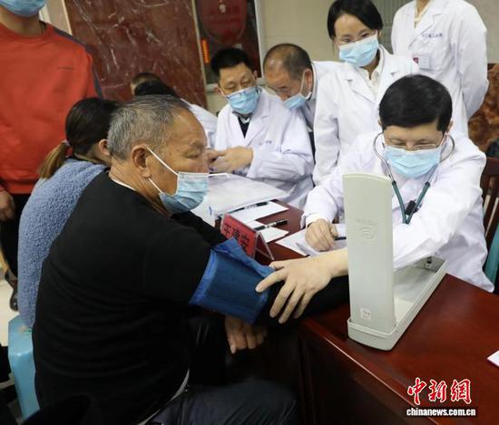 王建安在台江进行义诊。浙大二院供图 王建安在台江进行义诊。浙大二院供图