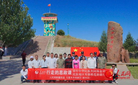 在祖国边境小白杨哨所，英雄模范代表感悟家国情怀和“扎根边防、蓬勃向上”的小白杨精神。人民网记者 李欣洋摄e