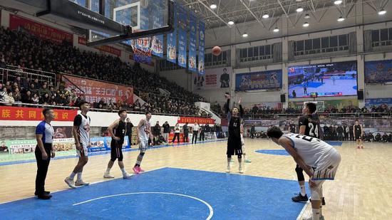 双方球队展开激烈的对决。努尔古再丽 摄