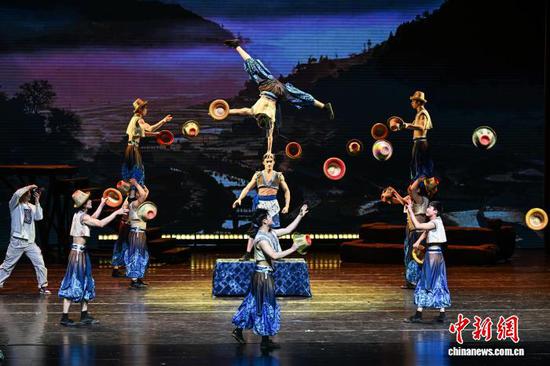 1月19日,由贵州省杂技团排演的杂技剧《白云深处有人家》在贵州省贵阳市首演。该剧将贵州苗寨的独特技艺与自然意象深度融合,通过“春、夏、秋、冬”四季叙事脉络,打造出一幅“流动的苗寨生活画卷”。图为演出现场。中新社记者 瞿宏伦 摄 1月19日,由贵州省杂技团排演的杂技剧《白云深处有人家》在贵州省贵阳市首演。该剧将贵州苗寨的独特技艺与自然意象深度融合,通过“春、夏、秋、冬”四季叙事脉络,打造出一幅“流动的苗寨生活画卷”。图为演出现场。中新社记者 瞿宏伦 摄