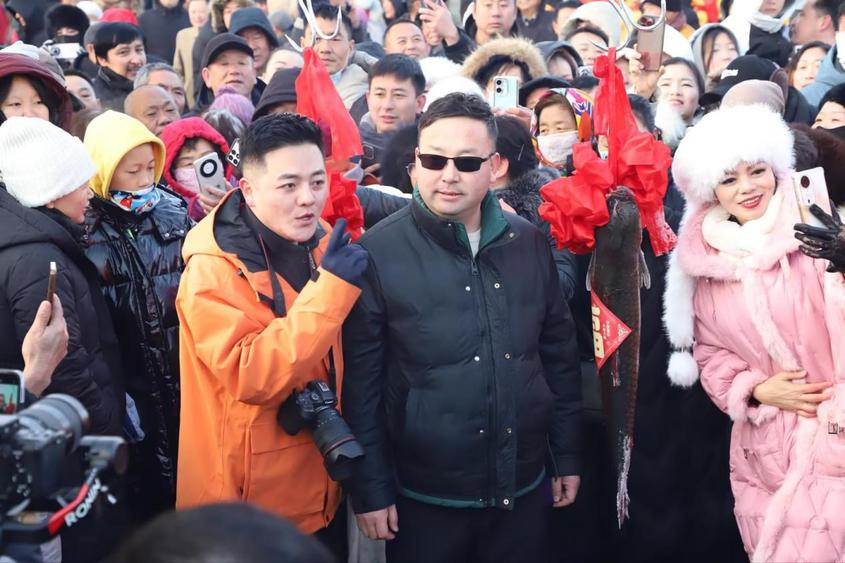 图为活动现场的人群。