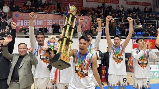 &nbsp;和田新感觉代表队夺冠。努尔古再丽 摄