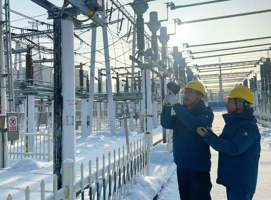 工作人员对三宫变电站内设备进行特巡测温工作。孔紫薇 摄mage