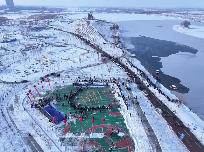 察布查尔县：冬捕冬泳活动点燃寒冬冰雪经济焕发新活力