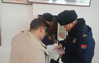 消防监督员正在查阅资料。3