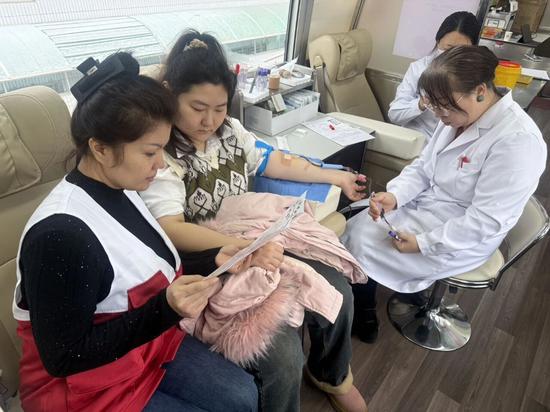 区红十字会 古力曼·加尔斯巴依摄